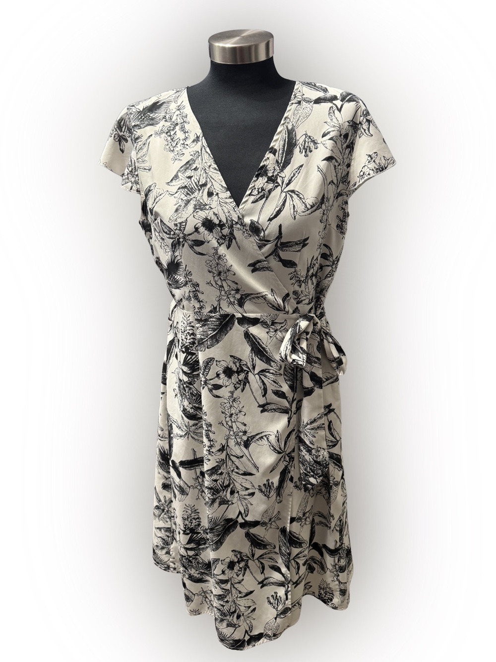 Black Ivory Belted Floral Wrap Dress Medium